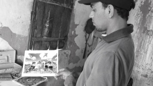 Paulo mostra uma foto de sua família nas ruínas de Canudos. Foto: Paulo Oliveira