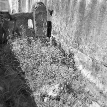 Ruínas da sepultura de um dos PMs. Foto: Paulo Oliveira