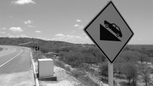 Túmulo de mãe e filha mortas na Curva do Aleixo, na Estrada do Sertão, em Jeremoabo (BA). Foto: Paulo Oliveira