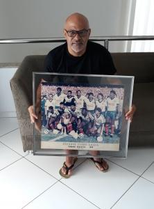 Charles segura pôster do Bahia campeão 88. Foto: Paulo Oliveira