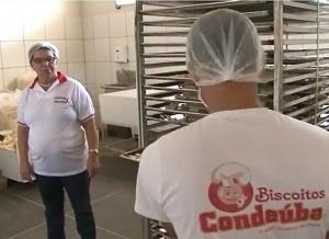 Elita, à esquerda, no dia a dia da empresa. Reprodução da TV Uesb