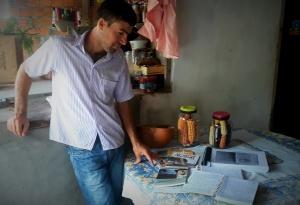Edcarlos Almeida olha para seus cadernos e almanaques. Foto: Paulo Oliveira