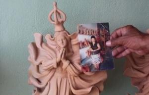 O artista esculpe Nossa Senhora com o rosto da mãe. Imagem: Frame do vídeo do Canal de Cultura Popular