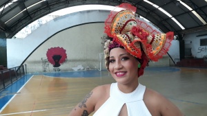 Daíne Lima mostra o arranjo para o cabelo das dançarinas. Foto: Paulo Oliveira