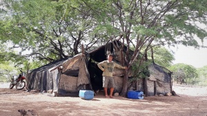 Bosco mostra a cabana que chama de "apê". Ao fundo a moto que comprou com dinheiro da pesca. Foto: Paulo Oliveira
