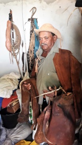 Getúlio, o Tucho, no quarto onde guarda os couros e acessórios de vaqueiro. Foto: Paulo Oliveira