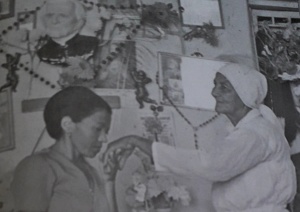 Mulher pede bênção à Madrinha Dodô. Foto: Do livro "Madrinha Dodô 20 anos de Saudades"