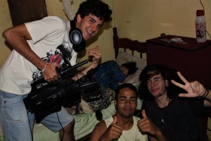 Hilderland, Wallefe e Matheus em uma das locações. Foto: Cavi