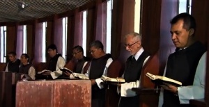 Orações na igreja Nossa Senhora Divina Pastora. Foto: Divulgação