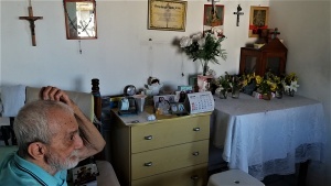 Renato e o altar que mantém na casa do irmão, no distrito de Paraguaçu. Foto: Paulo Oliveira