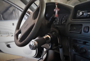 Adaptação feita por Antônio de Roque para poder dirigir carro. Foto: Paulo Oliveira