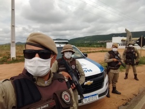 PMs fazem blitzes em busca de ônibus clandestinos vindos de São Paulo. Foto: Montesanto.net