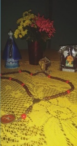 Pequeno altar e rosário de Dona Benta e Juliana. Foto: Juliana Porto