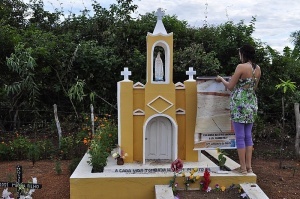 Cruz de Zé Maria de Tomé, ao lado da réplica da igreja de Limoeiro do Norte. Foto: Camila Garcia/Brasil de Fato