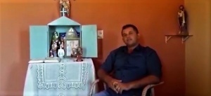 Romário diante do altar de sua casa. Arquivo pessoal
