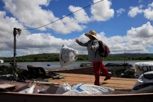 Janecleide carrega o barco com ração. Foto: Severino Silva