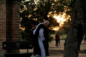 Padre Airton caminha pelo Instituto Servos de Deus. Foto: Severino Silva