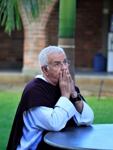 Padre Airton Freire entrevista. Local área da Casa de Retiros. Foto: Severino Silva