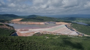 Barragem de rejeito B2 da JMC Yamana Gold, ao lado barragem de água da Embasa que abastece a cidade de Jacobina. Foto: Thomas Bauer