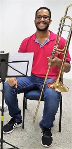 Tenison Santana, 32 anos, trombonista e professor de música, é ouvinte do Calumbi. Álbum de família