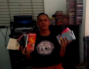 Os primeiros vídeos de Flávio foram gravados em fitas de vídeocassete. Reprodução