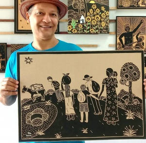 O xilógrafo e a obra "Imigrantes". Reprodução