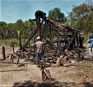 Jagunços que estariam a serviço de grandes fazendeiros incendiaram casa dos posseiros. Foto cedida pela comunidade